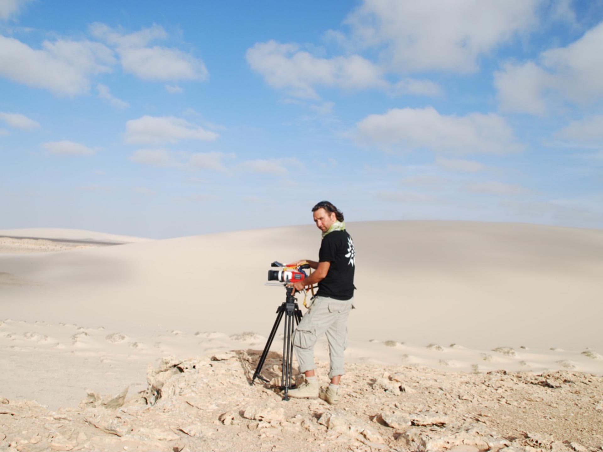 Kameramann Christian Neumann unterwegs beim Wüstendreh